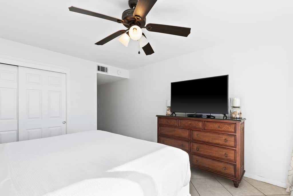 Large, updated condo - quick walk to beach & convenient to shopping