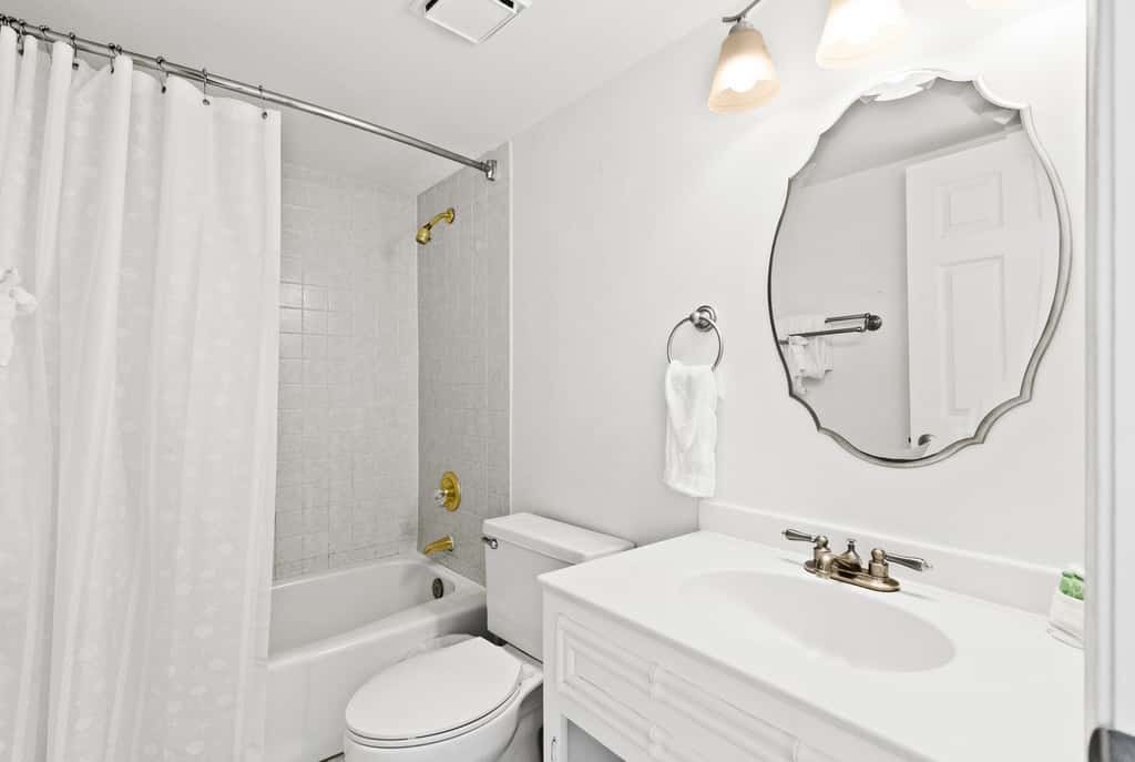 Large, updated condo - quick walk to beach & convenient to shopping