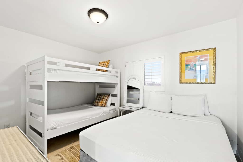 Large, updated condo - quick walk to beach & convenient to shopping