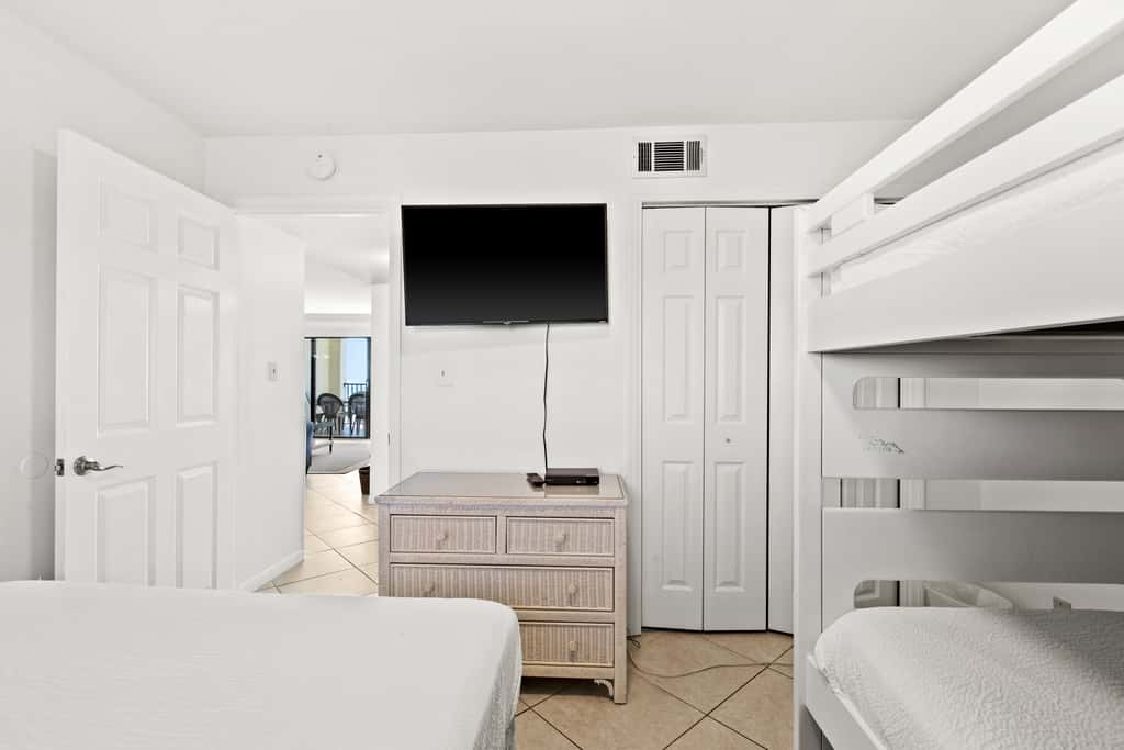 Large, updated condo - quick walk to beach & convenient to shopping