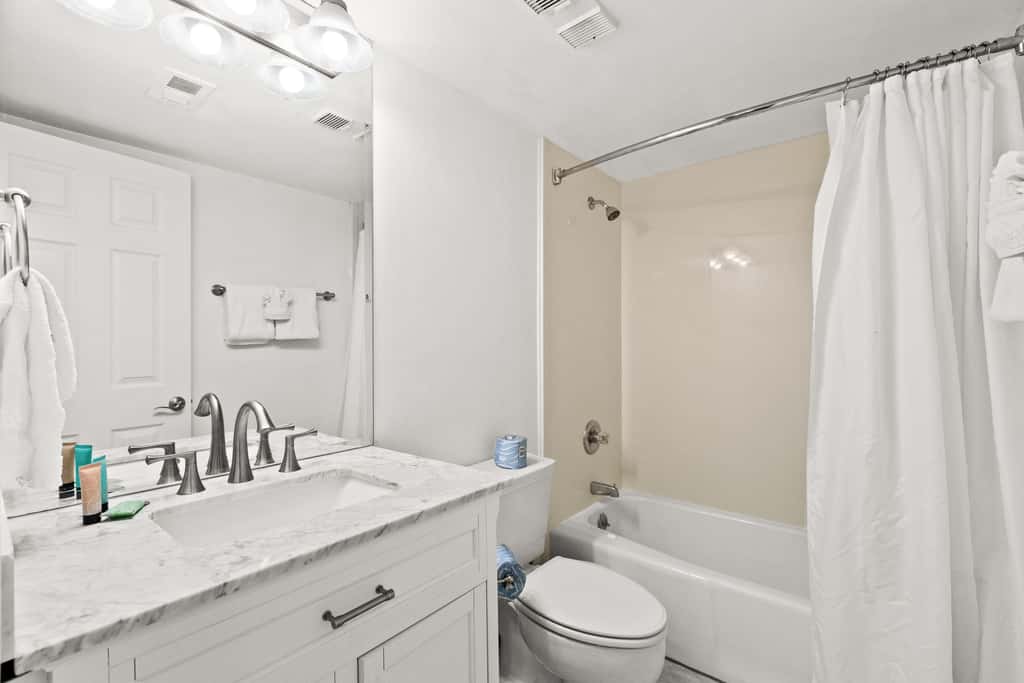 Large, updated condo - quick walk to beach & convenient to shopping