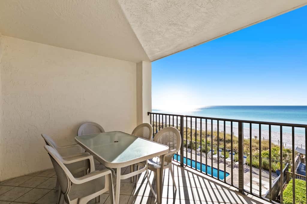 Large, updated condo - quick walk to beach & convenient to shopping
