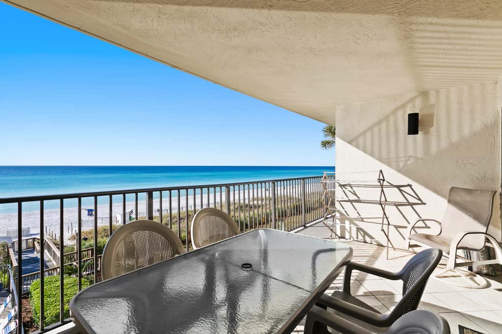 Large, updated condo - quick walk to beach & convenient to shopping