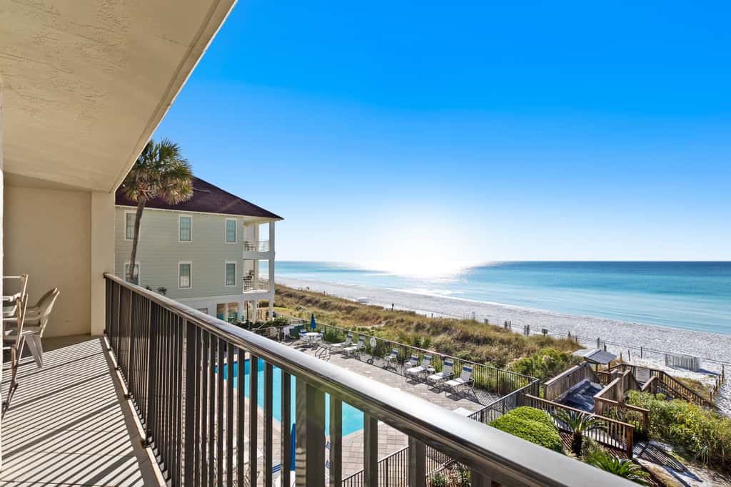 Large, updated condo - quick walk to beach & convenient to shopping