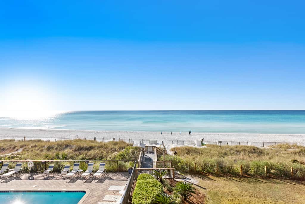 Large, updated condo - quick walk to beach & convenient to shopping