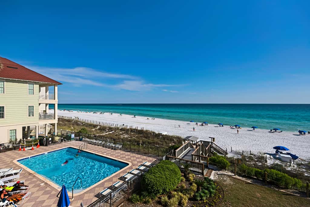 Large, updated condo - quick walk to beach & convenient to shopping