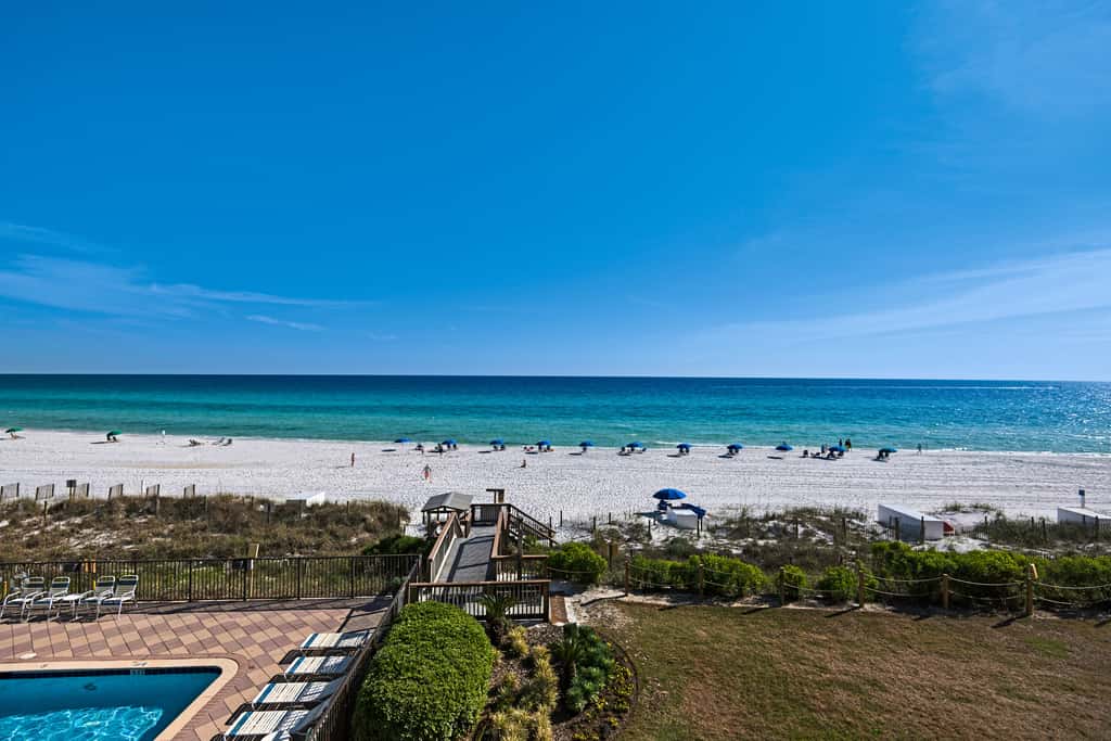Large, updated condo - quick walk to beach & convenient to shopping