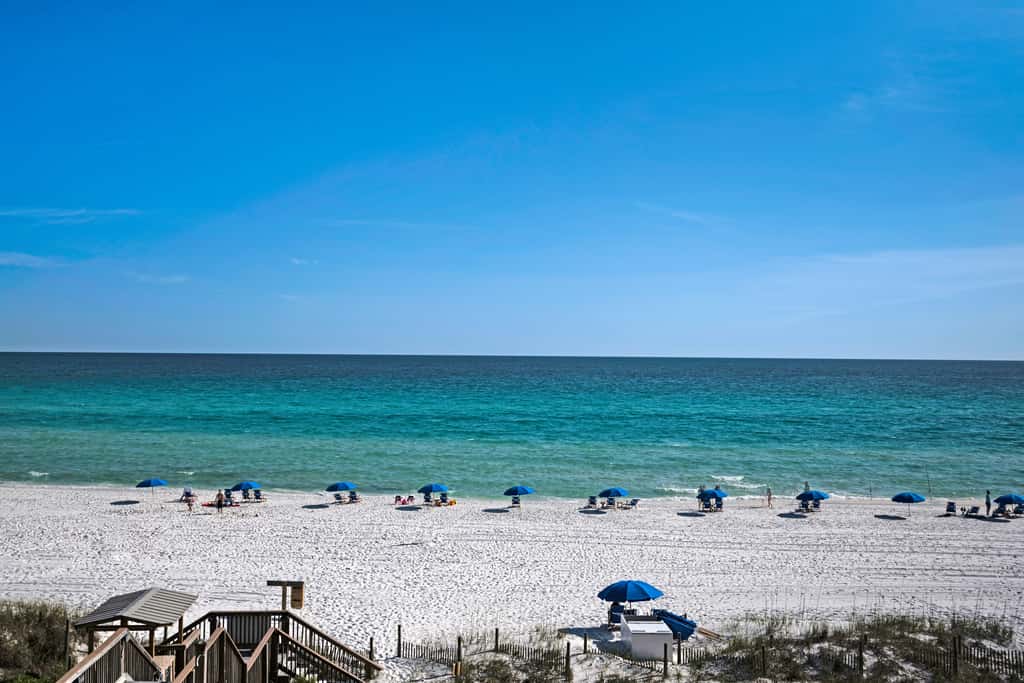 Large, updated condo - quick walk to beach & convenient to shopping