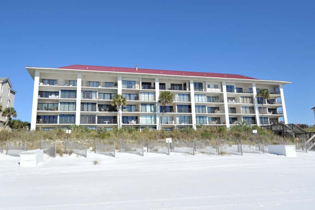 Large, updated condo - quick walk to beach & convenient to shopping