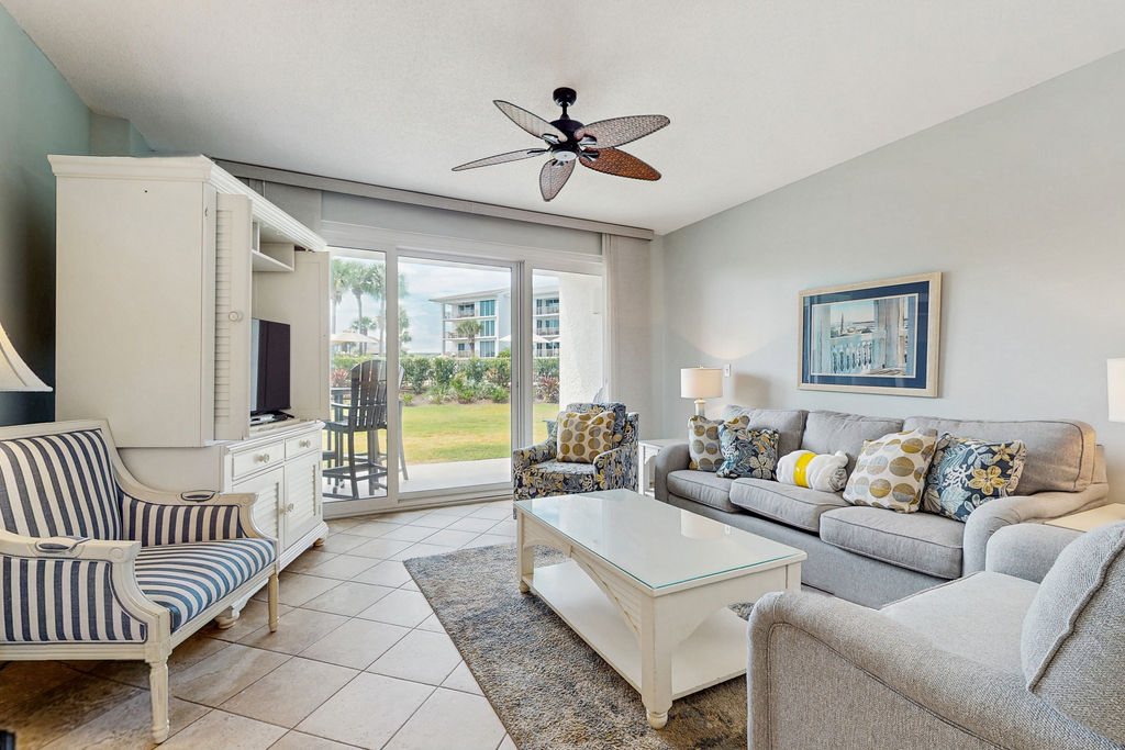 Gorgeous home with tennis, pickleball, pool & hot tub - steps from the beach
