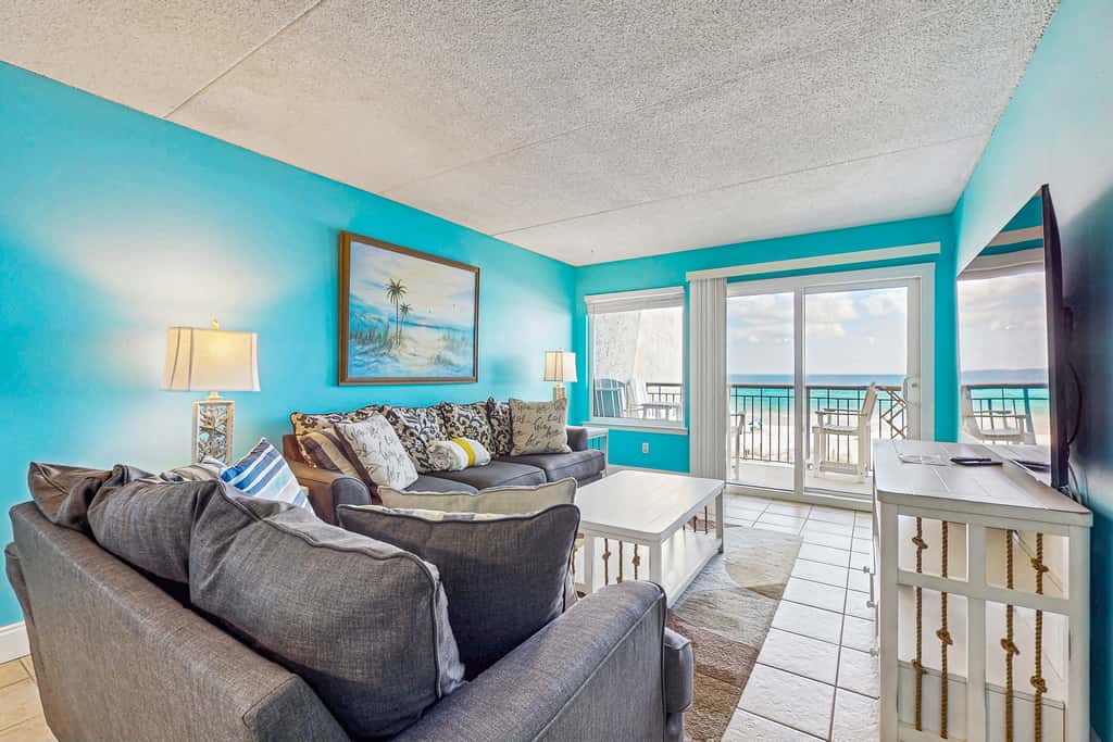 Comfortable beachfront condo with beach setup - quick drive to dining!