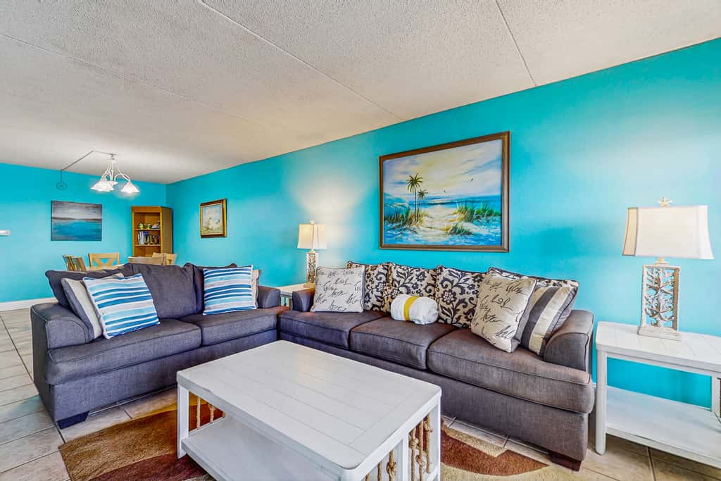 Comfortable beachfront condo with beach setup - quick drive to dining!