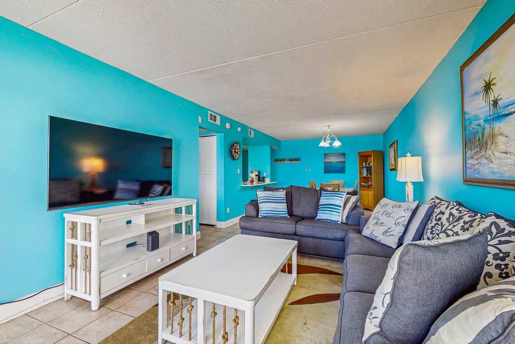Comfortable beachfront condo with beach setup - quick drive to dining!