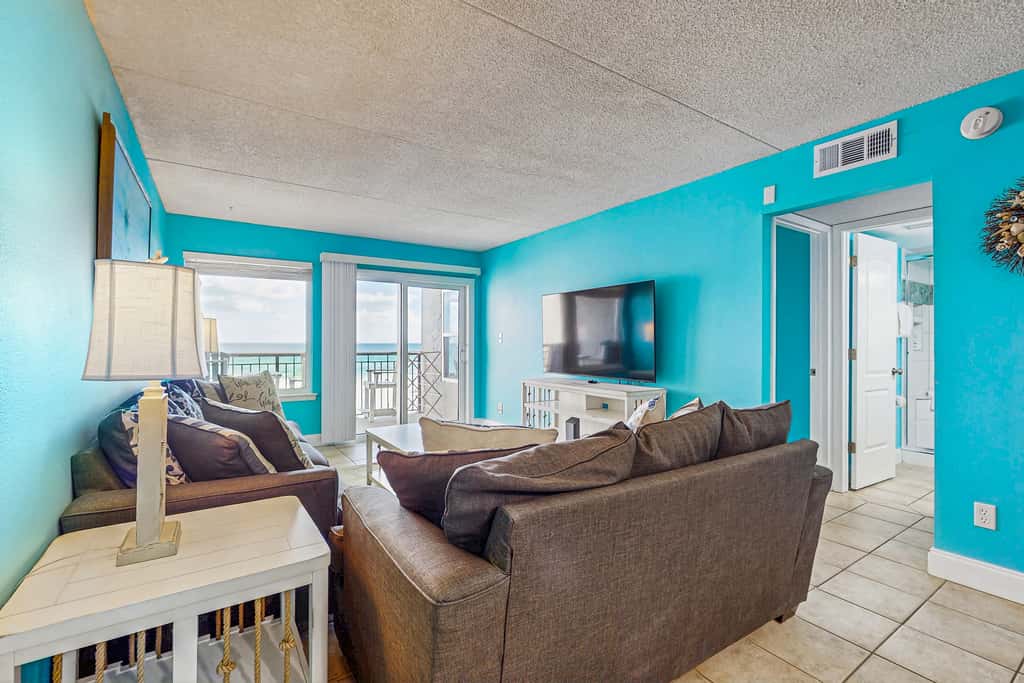 Comfortable beachfront condo with beach setup - quick drive to dining!