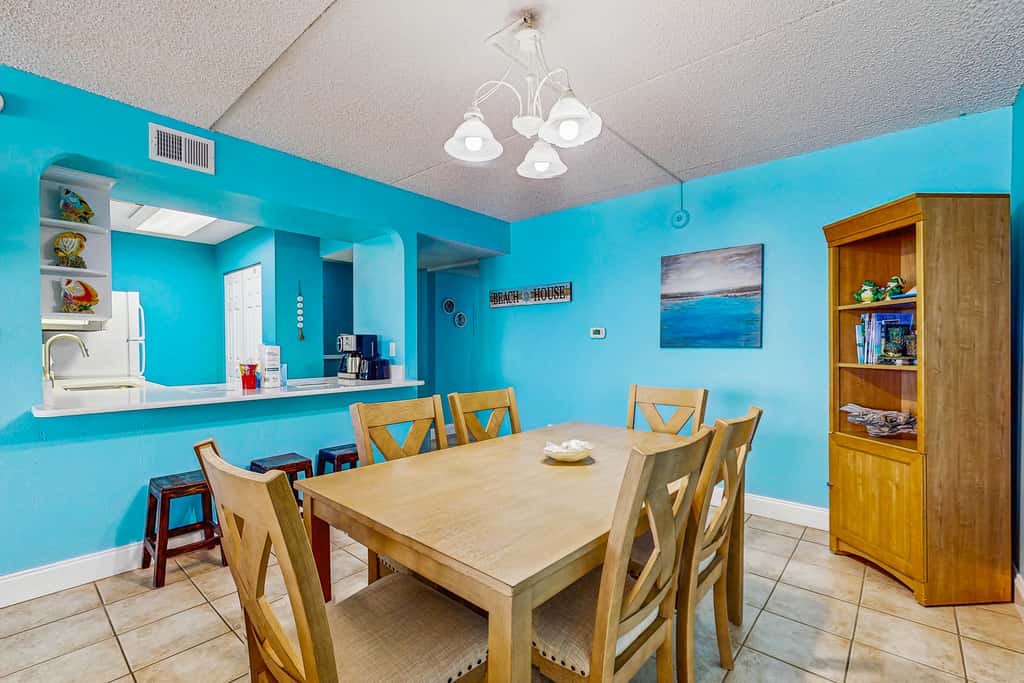 Comfortable beachfront condo with beach setup - quick drive to dining!