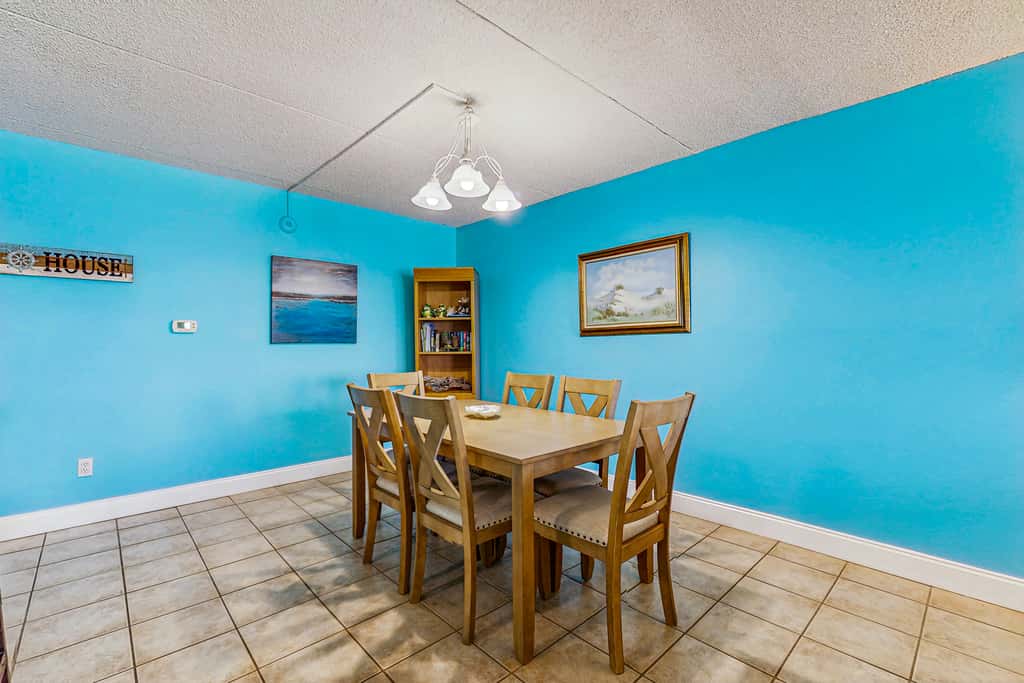 Comfortable beachfront condo with beach setup - quick drive to dining!
