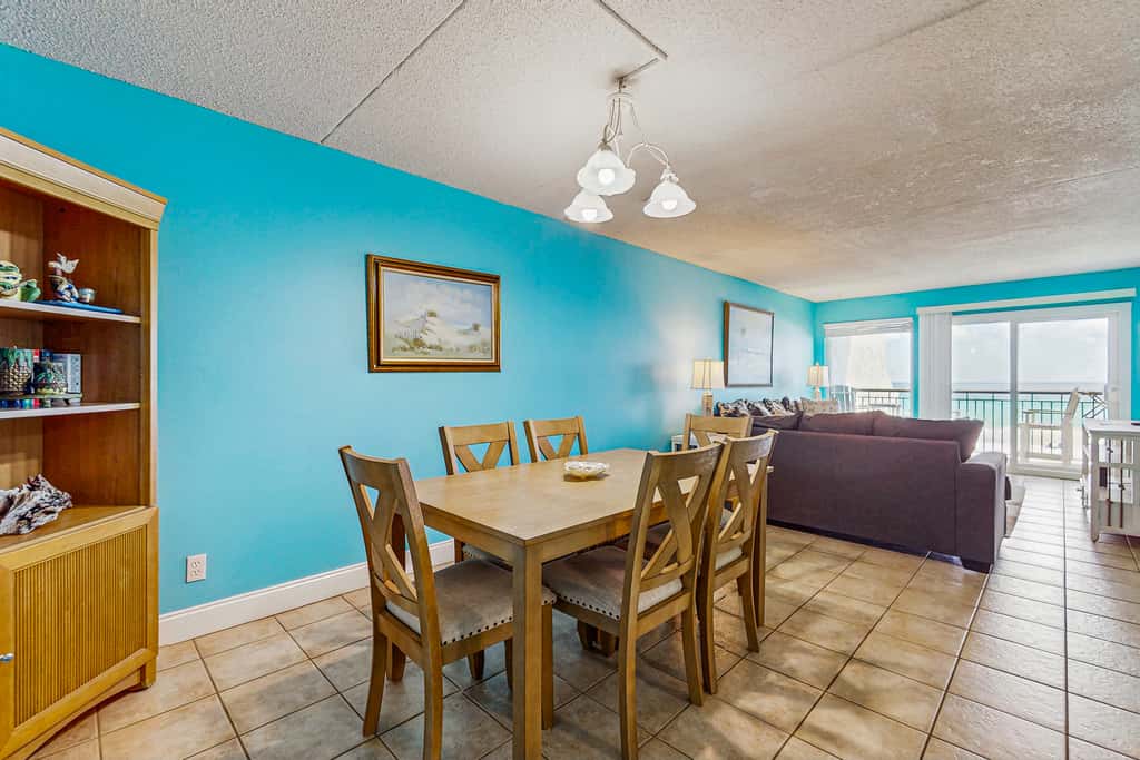 Comfortable beachfront condo with beach setup - quick drive to dining!