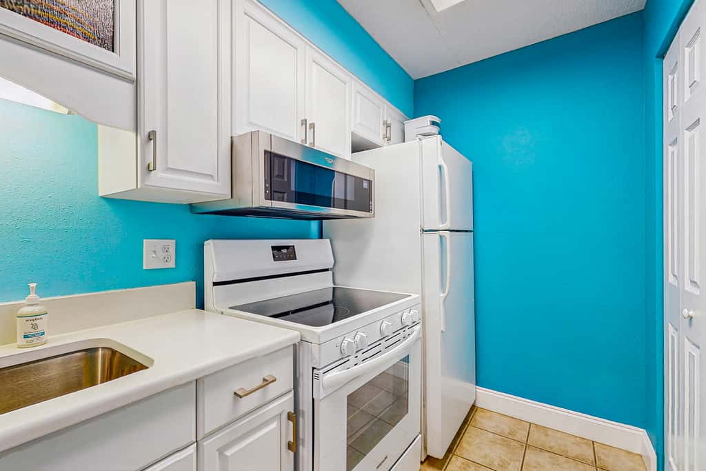 Comfortable beachfront condo with beach setup - quick drive to dining!