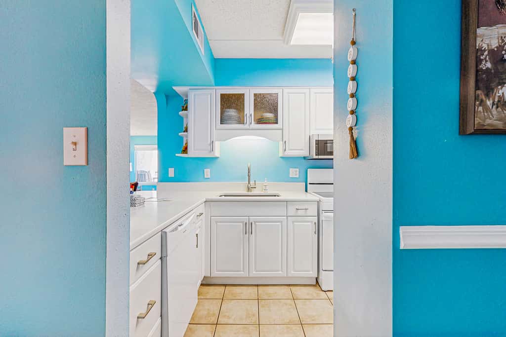 Comfortable beachfront condo with beach setup - quick drive to dining!