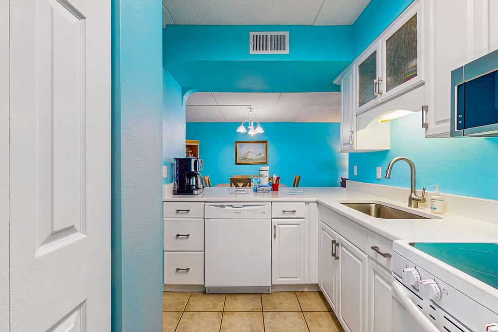 Comfortable beachfront condo with beach setup - quick drive to dining!