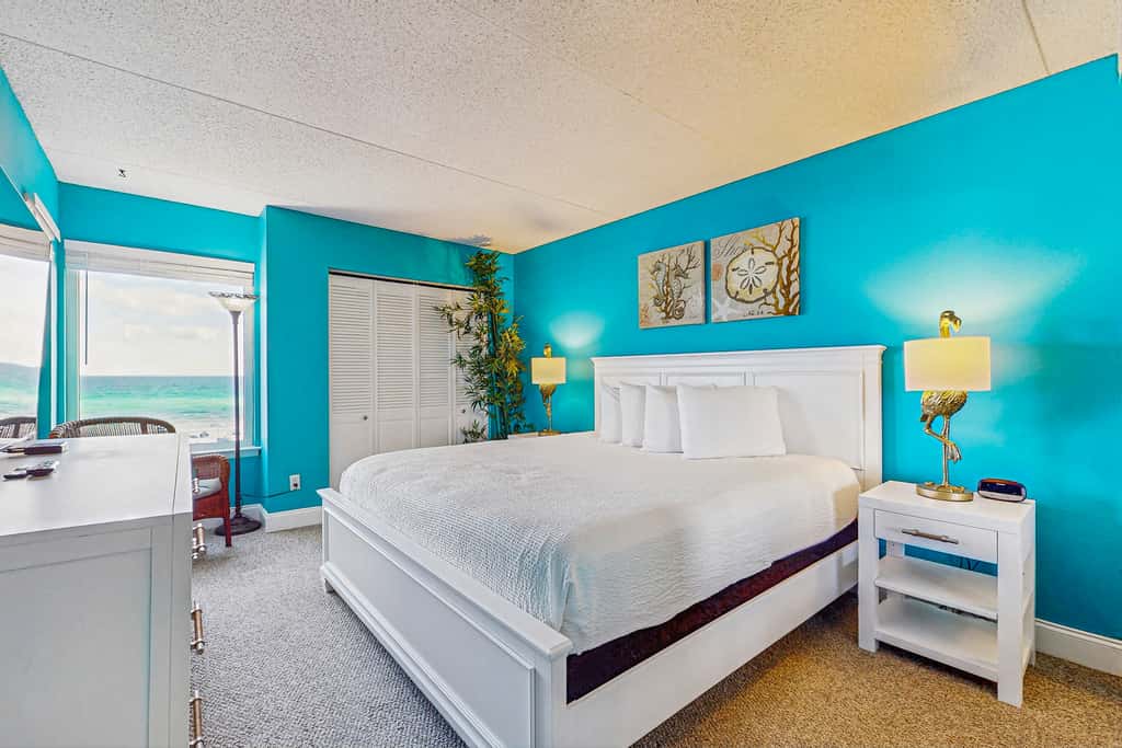 Comfortable beachfront condo with beach setup - quick drive to dining!