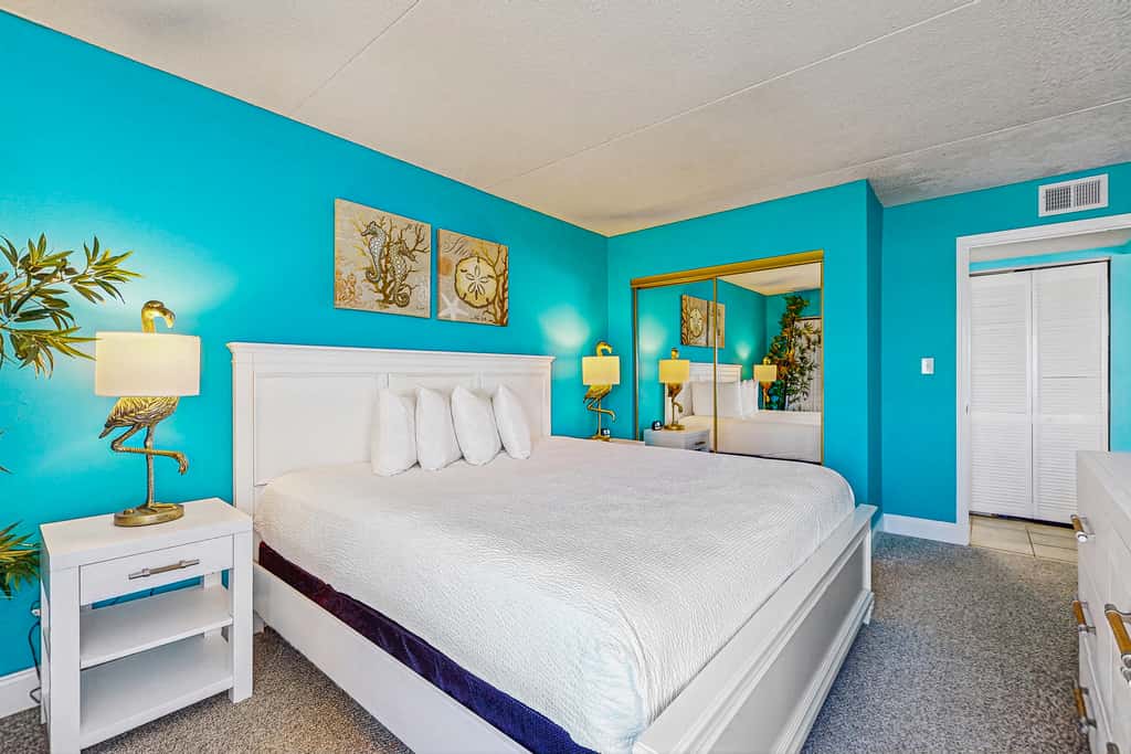 Comfortable beachfront condo with beach setup - quick drive to dining!