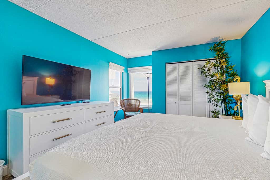 Comfortable beachfront condo with beach setup - quick drive to dining!