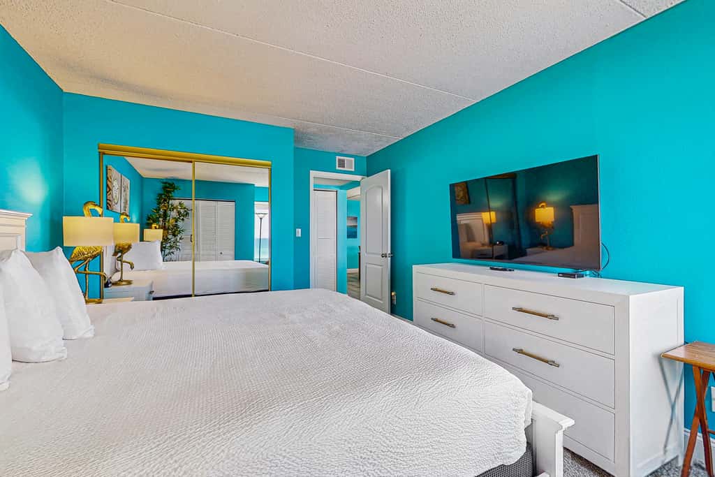 Comfortable beachfront condo with beach setup - quick drive to dining!