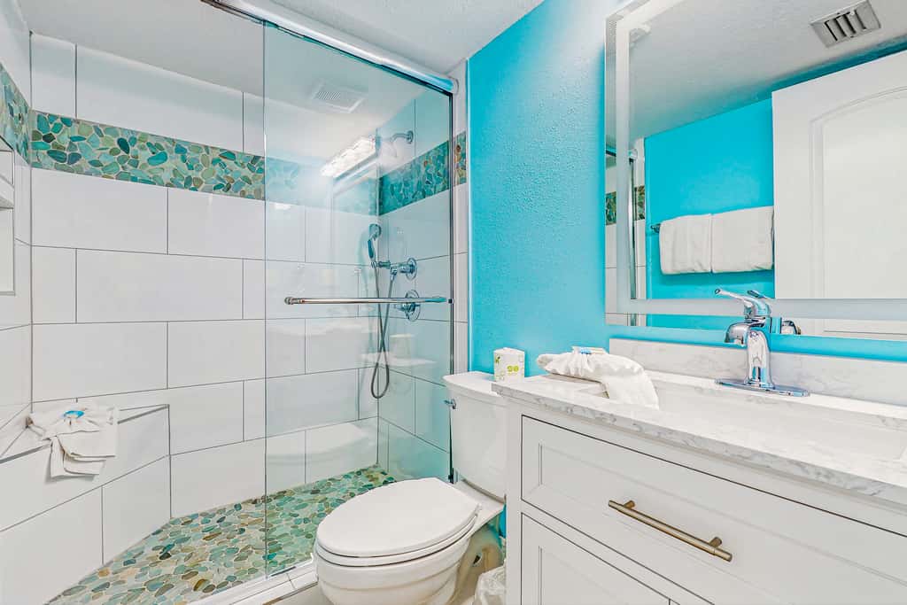 Comfortable beachfront condo with beach setup - quick drive to dining!
