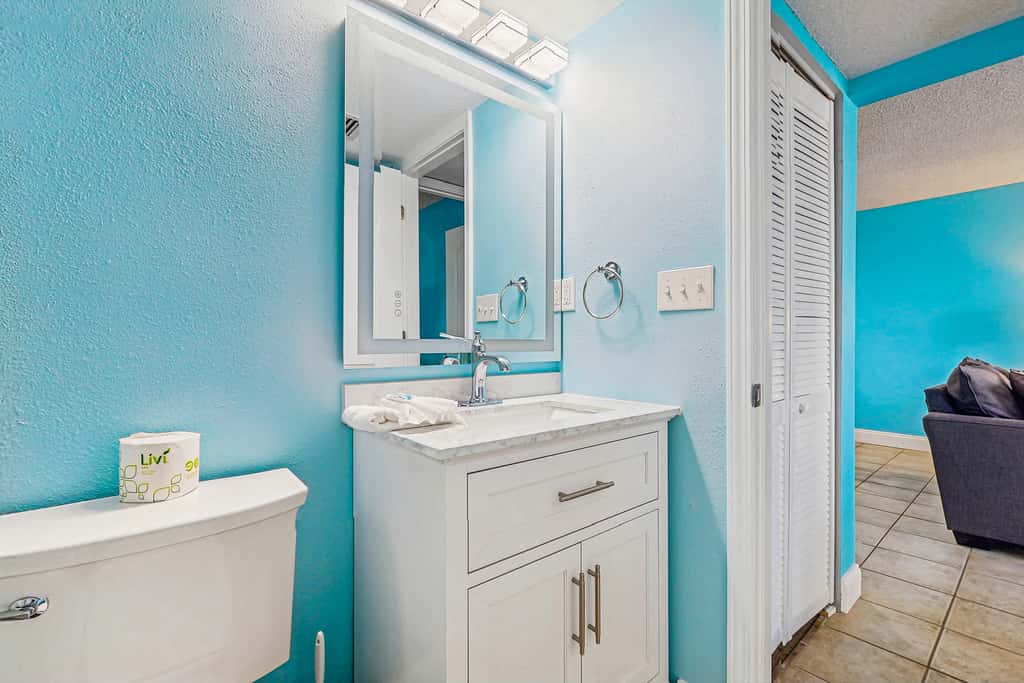 Comfortable beachfront condo with beach setup - quick drive to dining!