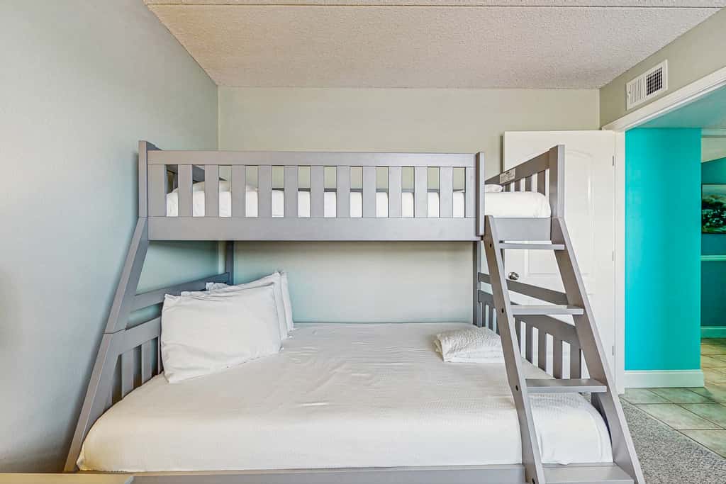 Comfortable beachfront condo with beach setup - quick drive to dining!