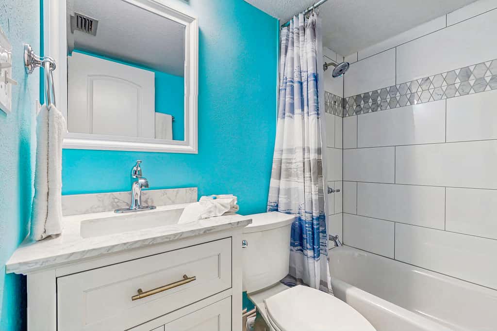 Comfortable beachfront condo with beach setup - quick drive to dining!