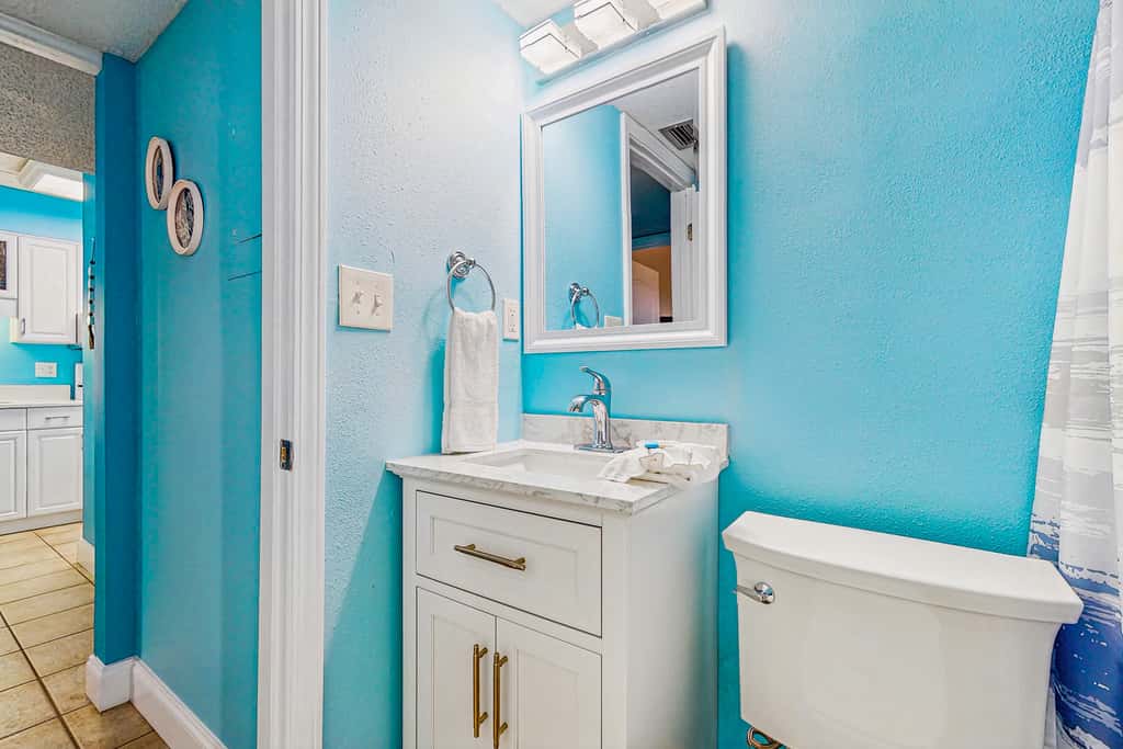 Comfortable beachfront condo with beach setup - quick drive to dining!