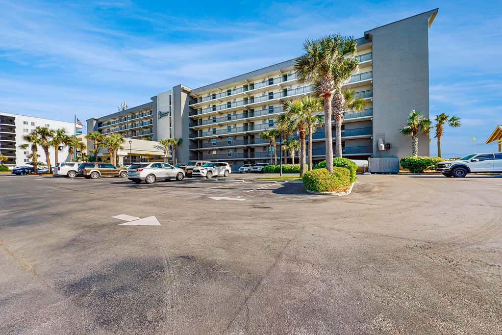 Comfortable beachfront condo with beach setup - quick drive to dining!