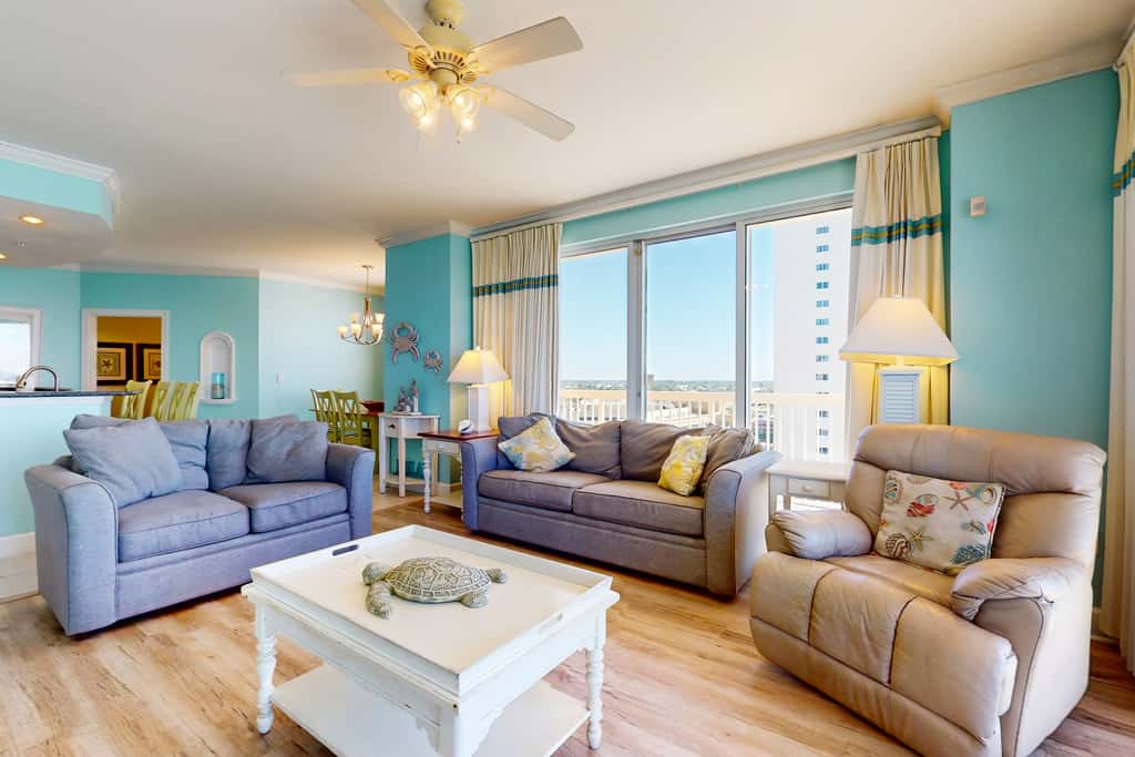 Snow-bird friendly 11th floor corner condo with Gulf views, pools & gym