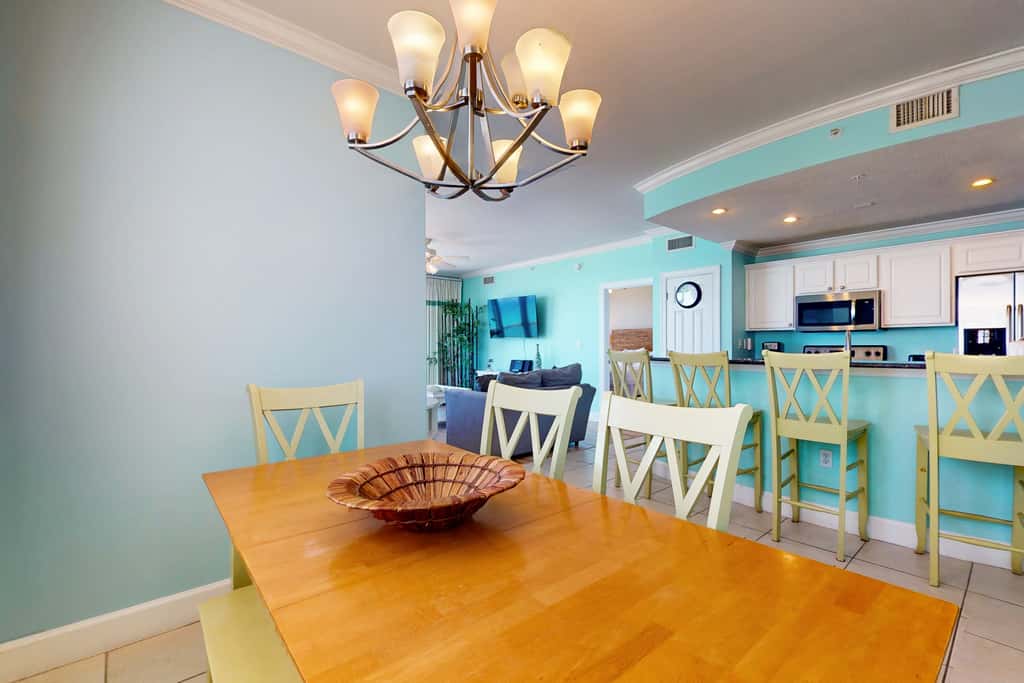 Snow-bird friendly 11th floor corner condo with Gulf views, pools & gym