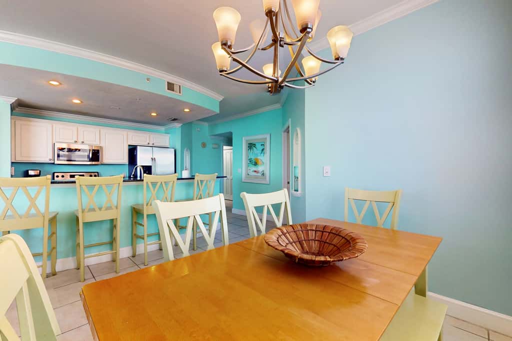 Snow-bird friendly 11th floor corner condo with Gulf views, pools & gym