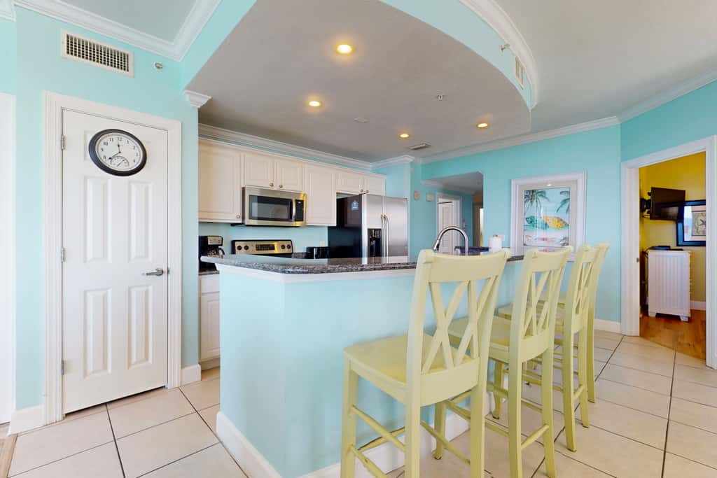 Snow-bird friendly 11th floor corner condo with Gulf views, pools & gym