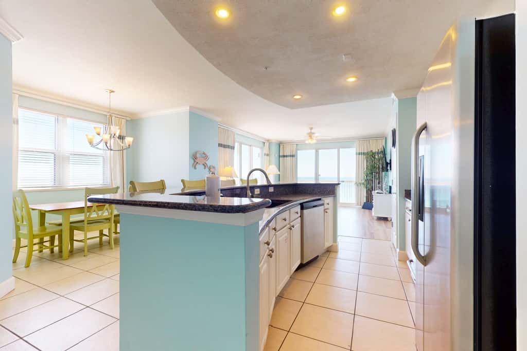 Snow-bird friendly 11th floor corner condo with Gulf views, pools & gym