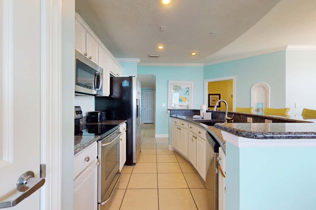 Snow-bird friendly 11th floor corner condo with Gulf views, pools & gym