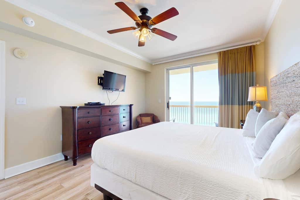 Snow-bird friendly 11th floor corner condo with Gulf views, pools & gym