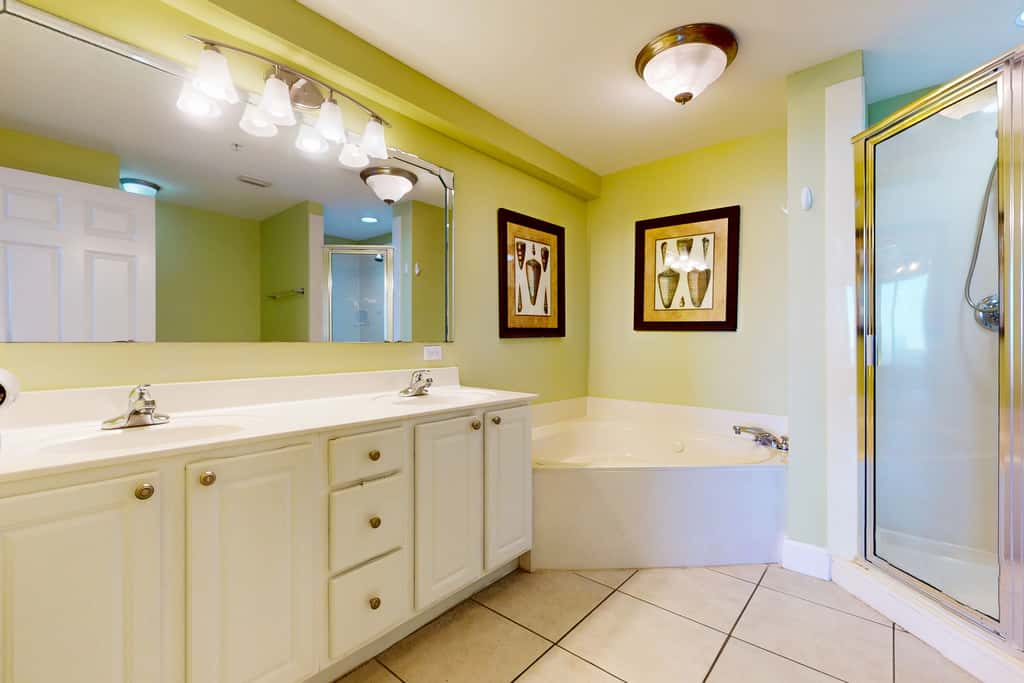 Snow-bird friendly 11th floor corner condo with Gulf views, pools & gym