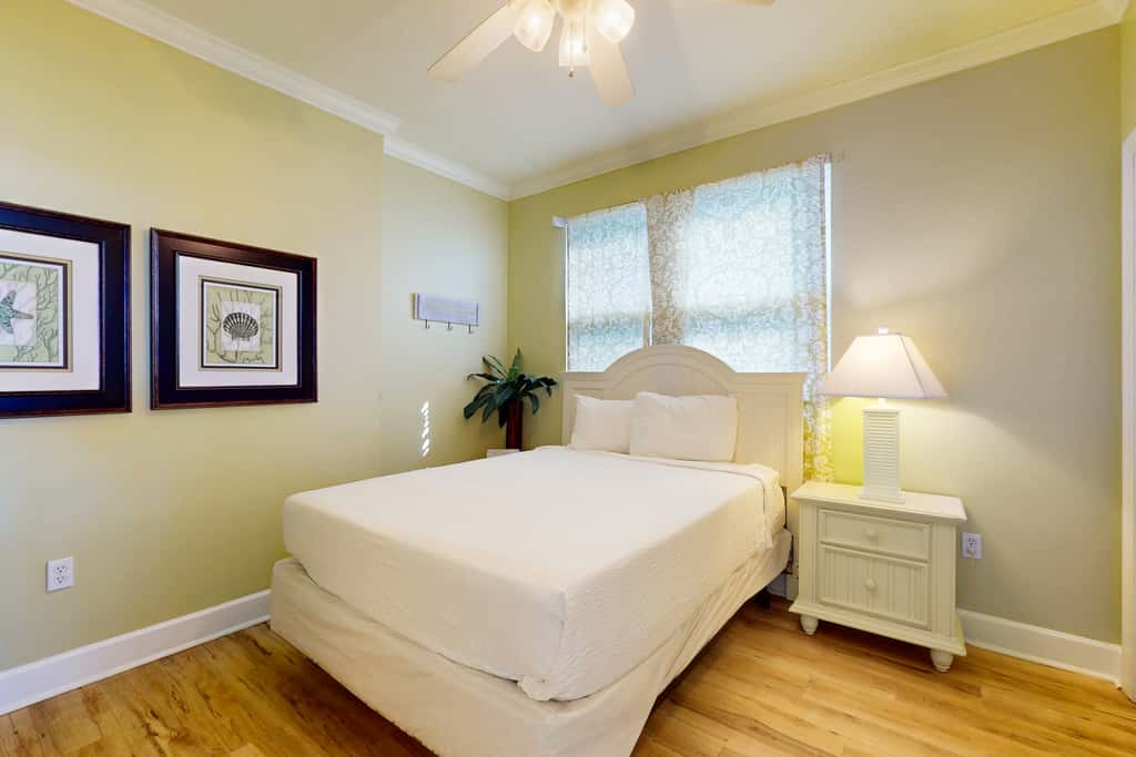 Snow-bird friendly 11th floor corner condo with Gulf views, pools & gym