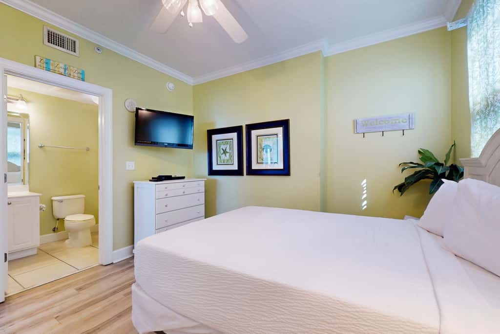 Snow-bird friendly 11th floor corner condo with Gulf views, pools & gym