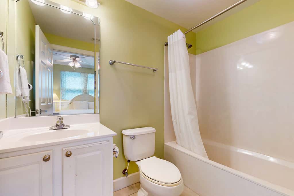 Snow-bird friendly 11th floor corner condo with Gulf views, pools & gym