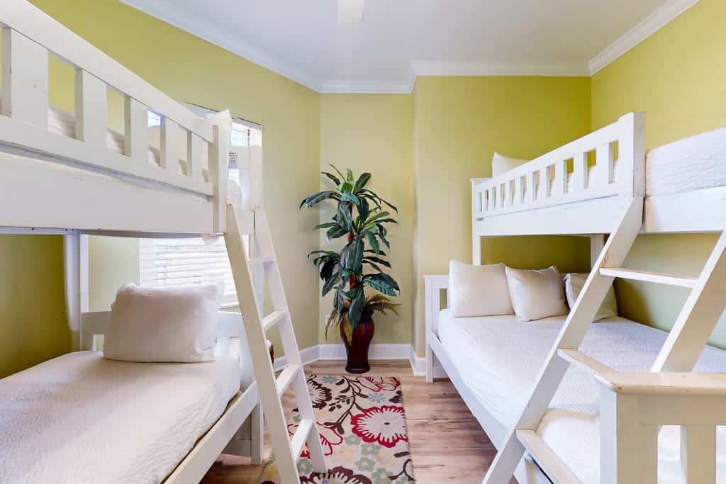 Snow-bird friendly 11th floor corner condo with Gulf views, pools & gym