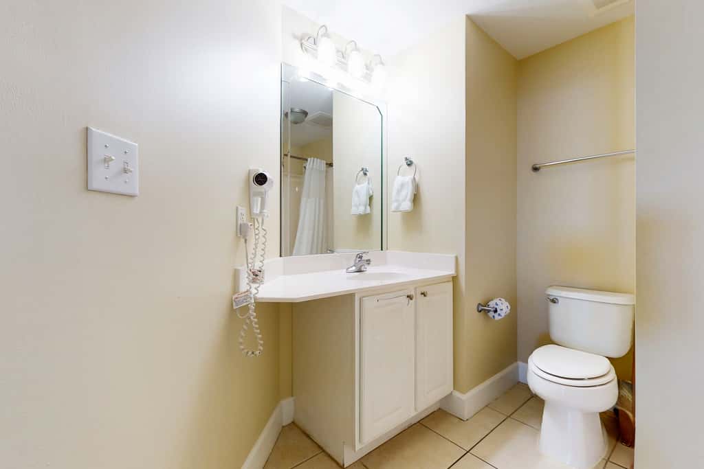 Snow-bird friendly 11th floor corner condo with Gulf views, pools & gym