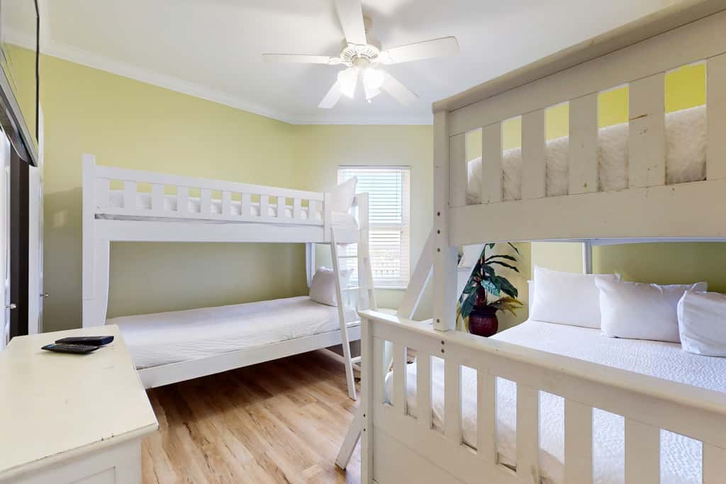 Snow-bird friendly 11th floor corner condo with Gulf views, pools & gym