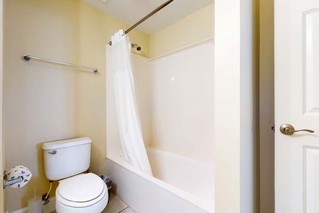 Snow-bird friendly 11th floor corner condo with Gulf views, pools & gym