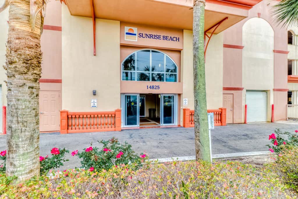 Snow-bird friendly 11th floor corner condo with Gulf views, pools & gym